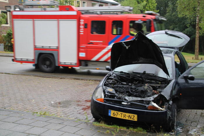 Opnieuw brand ontstaan in geparkeerde auto