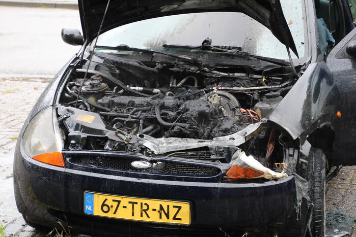 Opnieuw brand ontstaan in geparkeerde auto