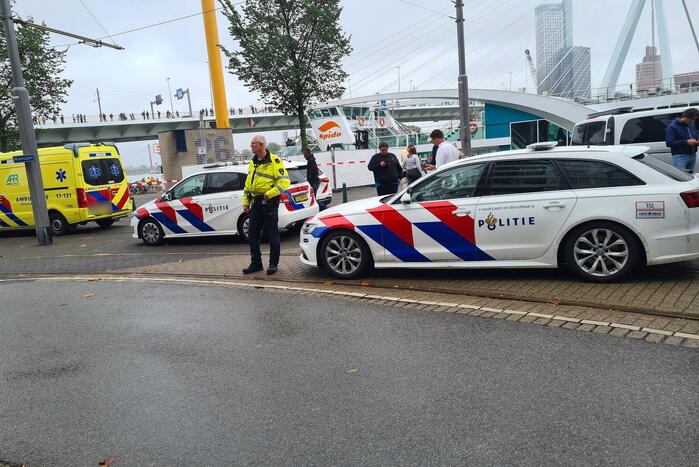 Watertaxi botst op Spido-rondvaartboot bij Erasmusbrug