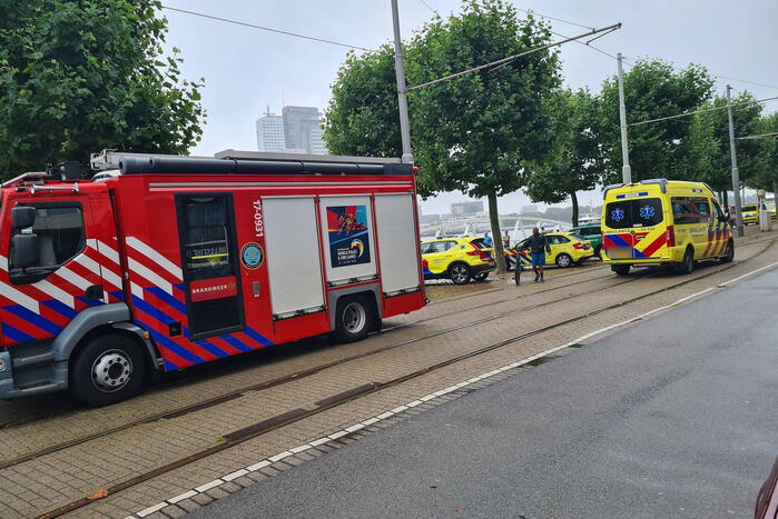 Watertaxi botst op Spido-rondvaartboot bij Erasmusbrug