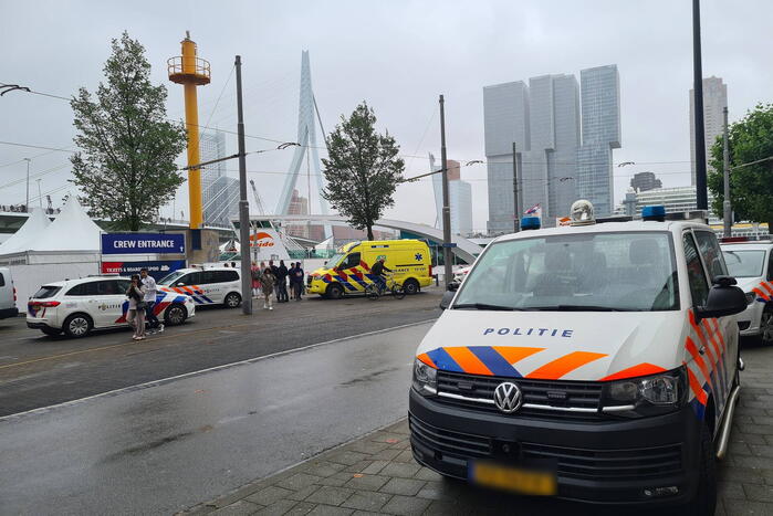 Watertaxi botst op Spido-rondvaartboot bij Erasmusbrug