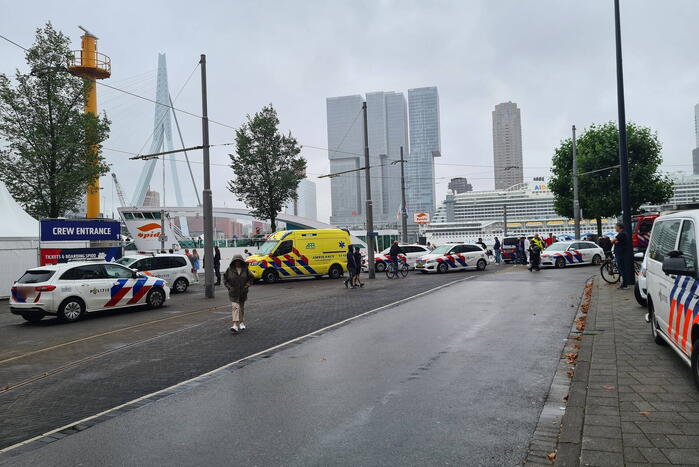 Watertaxi botst op Spido-rondvaartboot bij Erasmusbrug