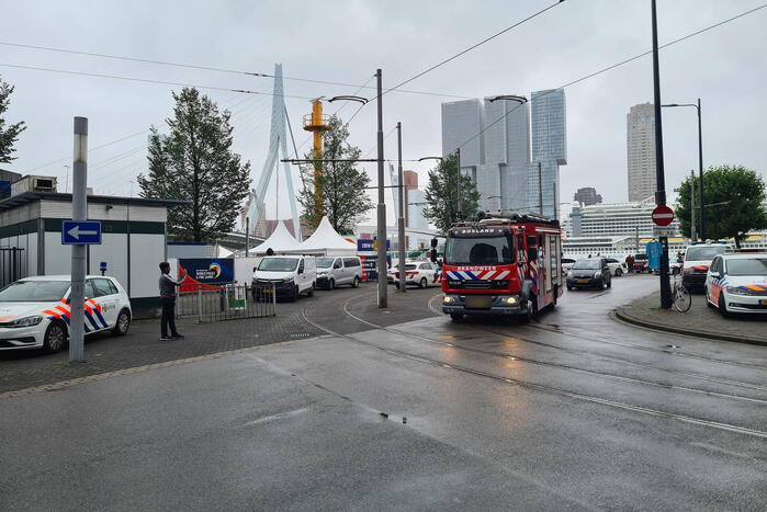 Watertaxi botst op Spido-rondvaartboot bij Erasmusbrug