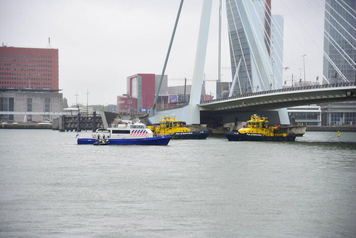 Watertaxi botst op Spido-rondvaartboot bij Erasmusbrug
