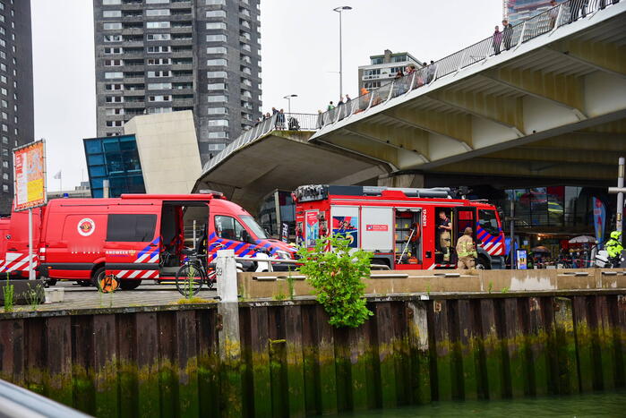 Watertaxi botst op Spido-rondvaartboot bij Erasmusbrug