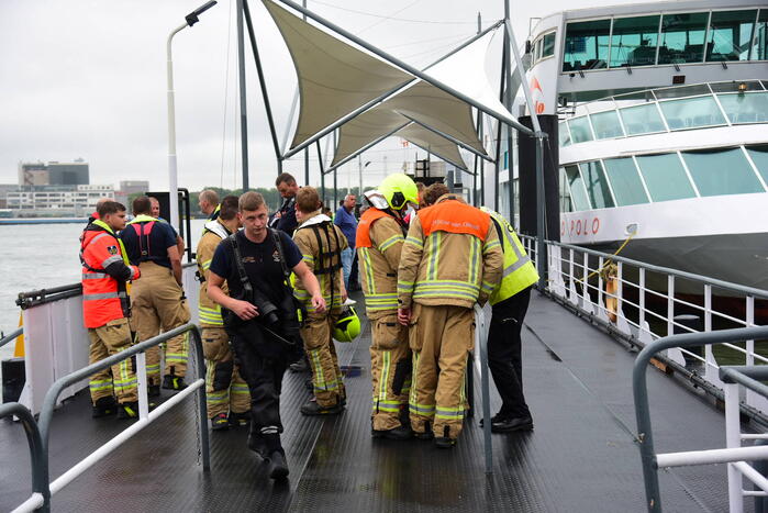 Watertaxi botst op Spido-rondvaartboot bij Erasmusbrug