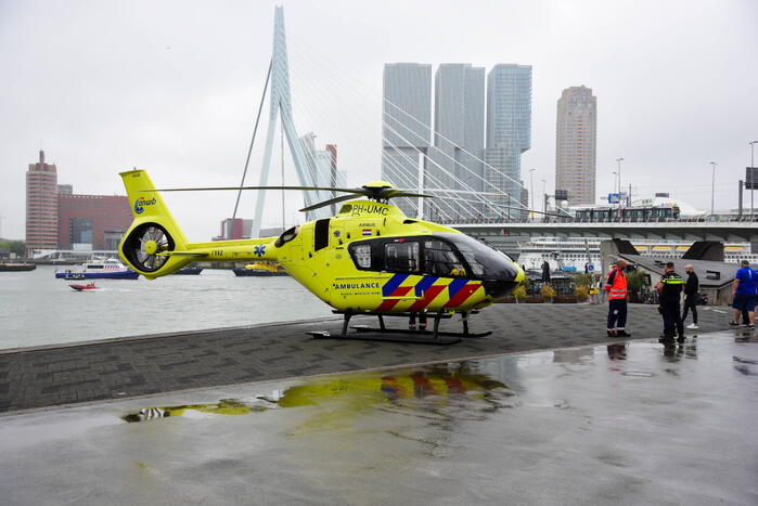 Watertaxi botst op Spido-rondvaartboot bij Erasmusbrug