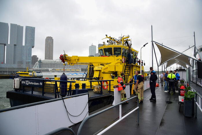 Watertaxi botst op Spido-rondvaartboot bij Erasmusbrug