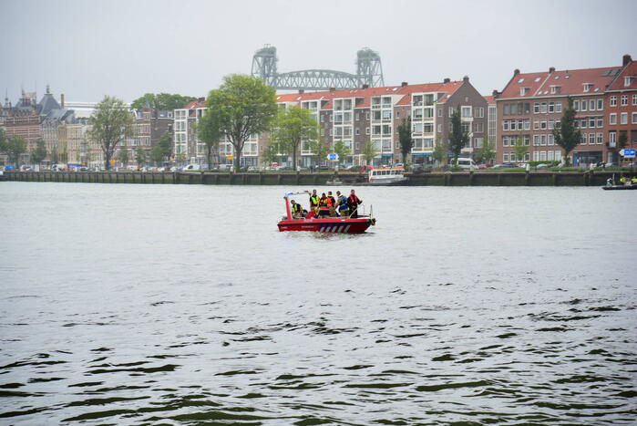 Watertaxi botst op Spido-rondvaartboot bij Erasmusbrug