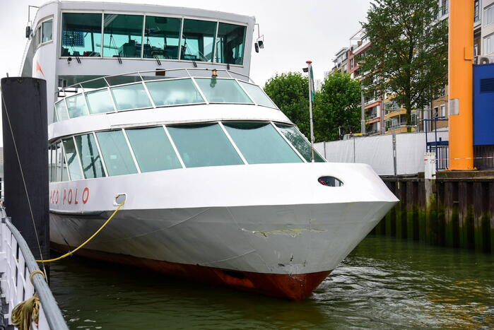 Watertaxi botst op Spido-rondvaartboot bij Erasmusbrug