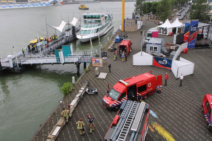 Watertaxi botst op Spido-rondvaartboot bij Erasmusbrug