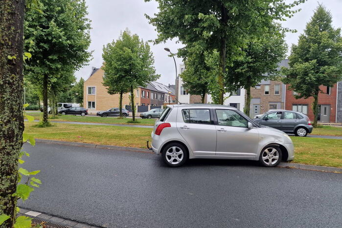 Automobiliste botst door gladheid op boom