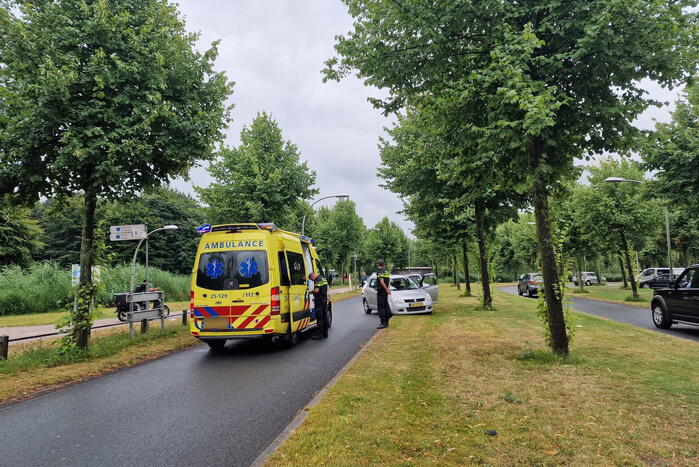 Automobiliste botst door gladheid op boom
