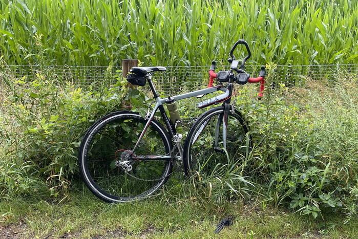 Fietser en wielrenner botsen frontaal op elkaar