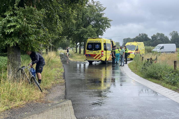 Fietser en wielrenner botsen frontaal op elkaar