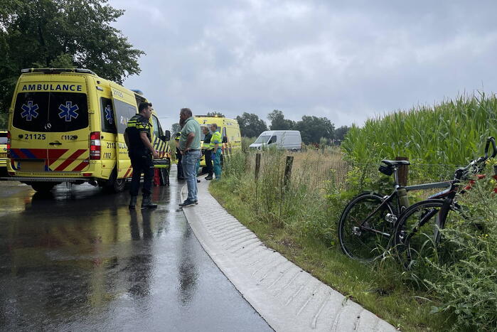 Fietser en wielrenner botsen frontaal op elkaar