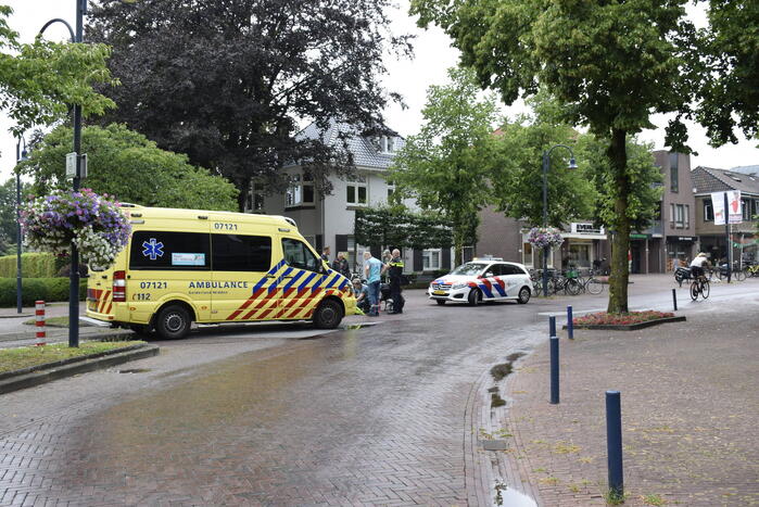 Persoon met bezorgscooter ten val