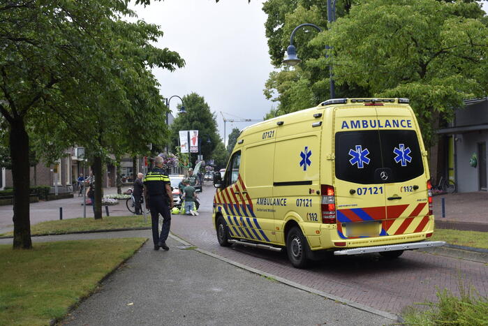 Persoon met bezorgscooter ten val