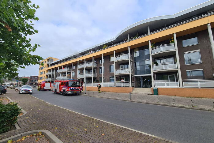 Zwarte rook uit appartement vanwege brand