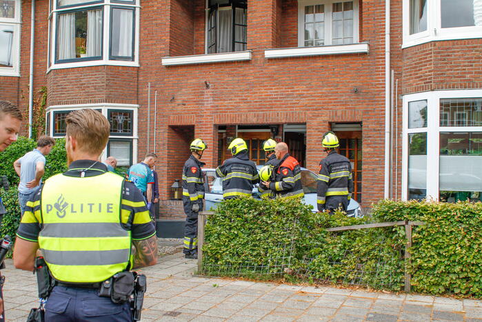 Automobiliste belandt in voortuin van woning
