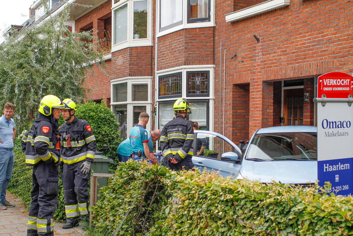 Automobiliste belandt in voortuin van woning