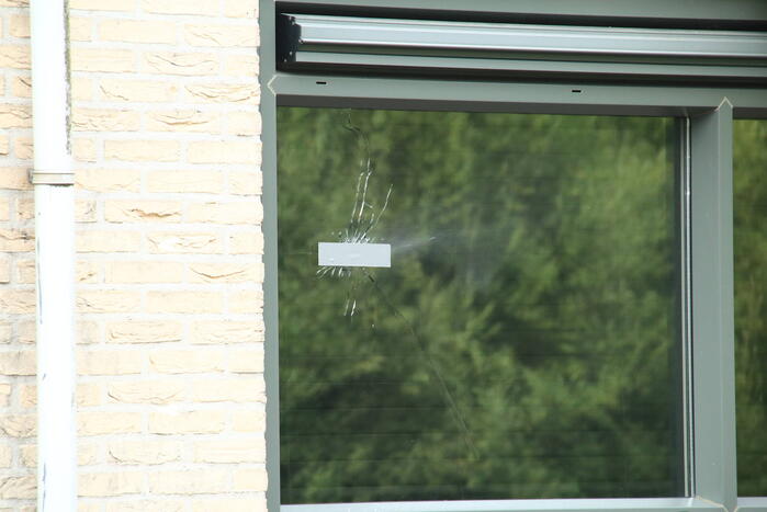 Politie doet onderzoek naar kogelgaten in woning