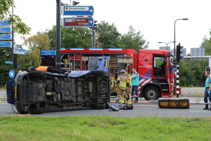 Bestelbus kantelt na botsing met auto op kruising