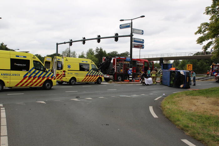 Bestelbus kantelt na botsing met auto op kruising