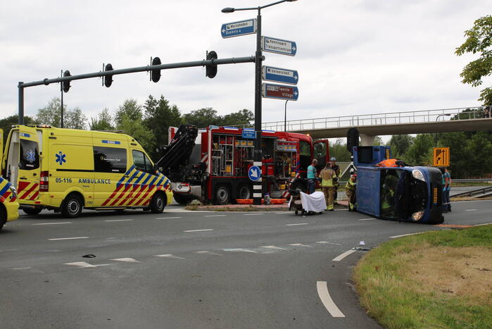 Bestelbus kantelt na botsing met auto op kruising