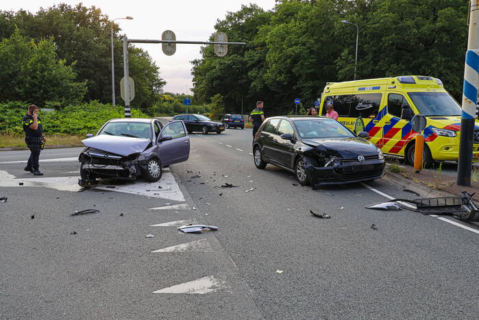 Vrouw gewond bij botsing tussen twee auto's