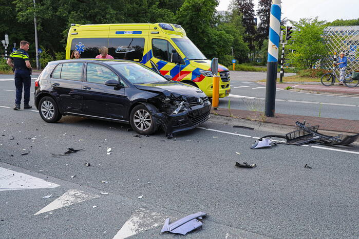Vrouw gewond bij botsing tussen twee auto's