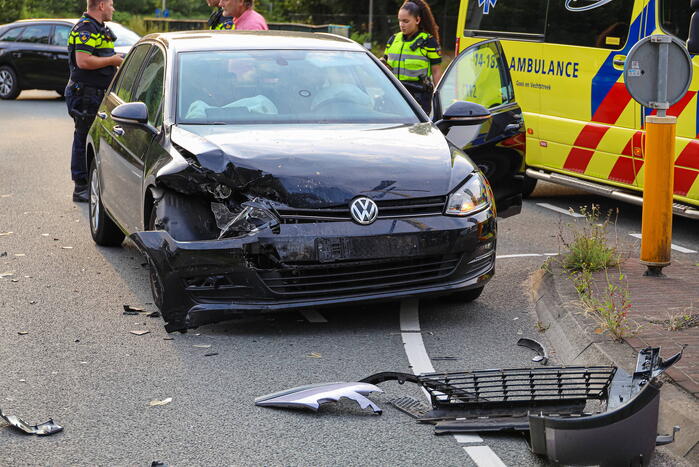 Vrouw gewond bij botsing tussen twee auto's