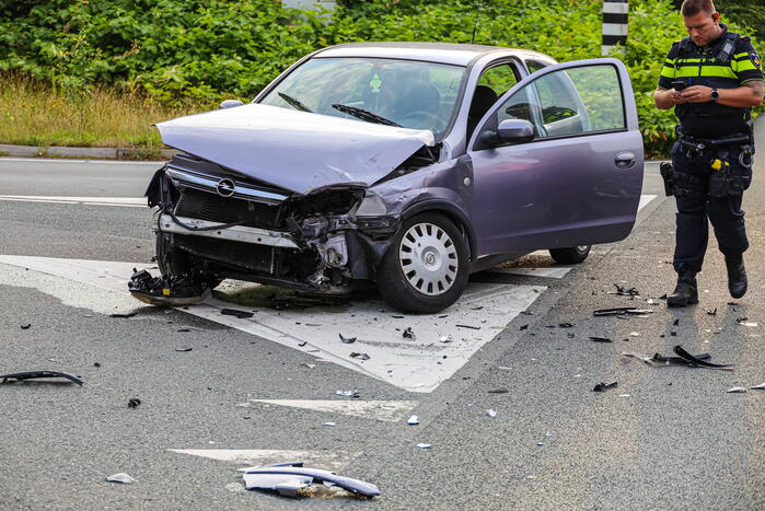 Vrouw gewond bij botsing tussen twee auto's