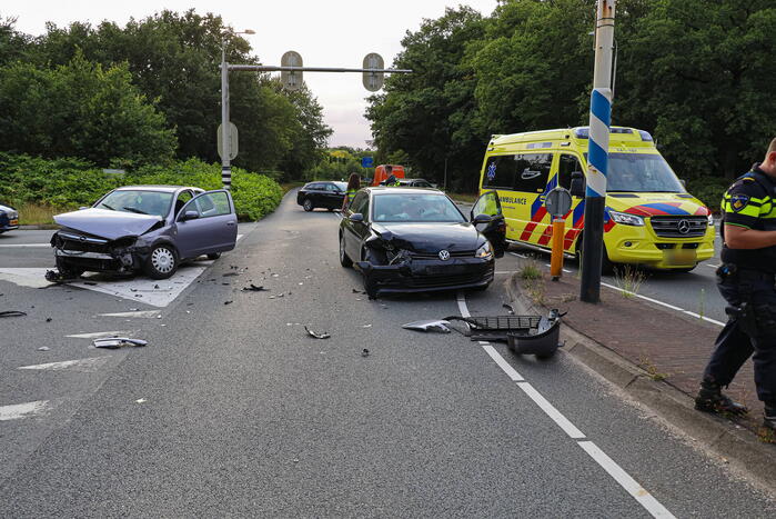 Vrouw gewond bij botsing tussen twee auto's