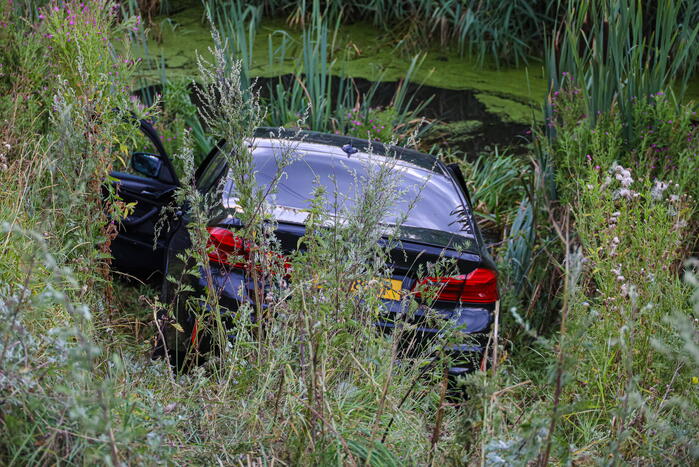 Automobilist raakt in de slip en belandt in sloot