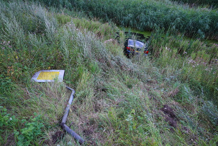 Automobilist raakt in de slip en belandt in sloot