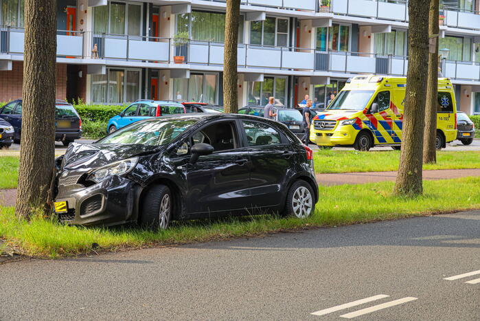 Auto botst tegen boom inzittende naar ziekenhuis