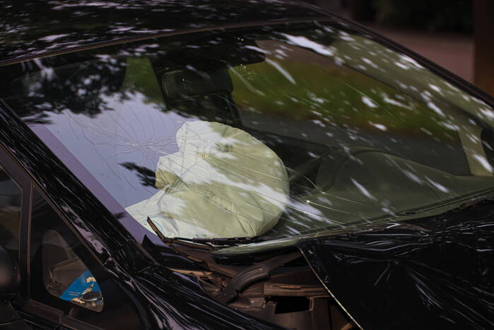 Auto botst tegen boom inzittende naar ziekenhuis