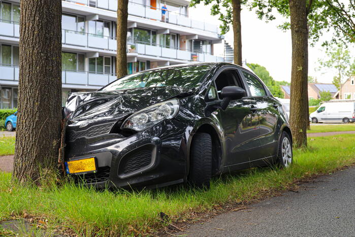 Auto botst tegen boom inzittende naar ziekenhuis