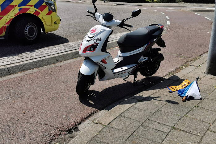 Scooterrijder gewond bij aanrijding met bestelbus