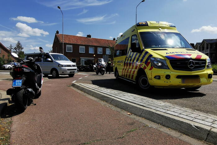 Scooterrijder gewond bij aanrijding met bestelbus