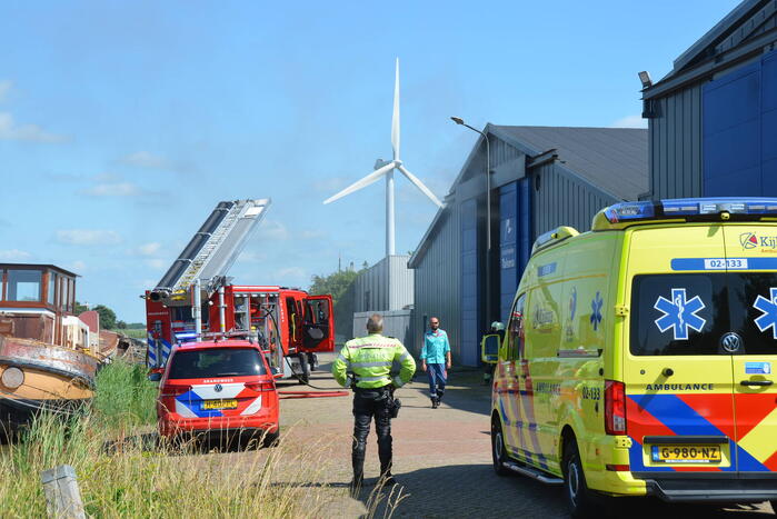 Brand op boot in loods snel geblust