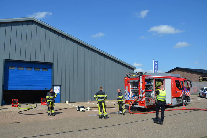 Brand op boot in loods snel geblust