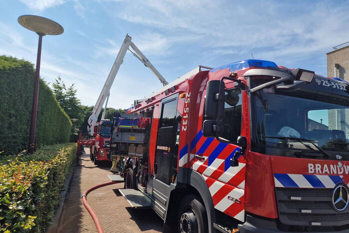 Brand op dak van woning