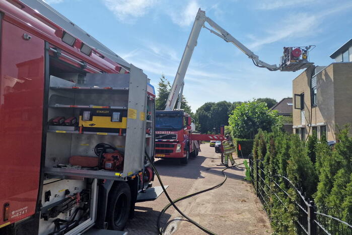 Brand op dak van woning