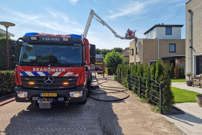 Brand op dak van woning