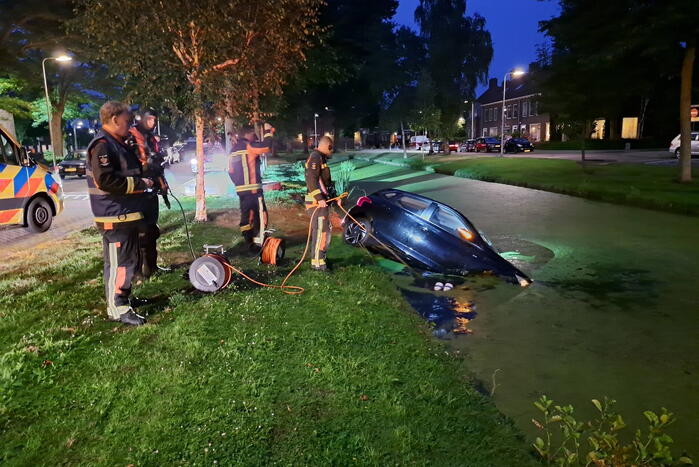 Persoon aangehouden na te water raken van auto