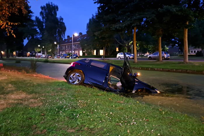 Persoon aangehouden na te water raken van auto