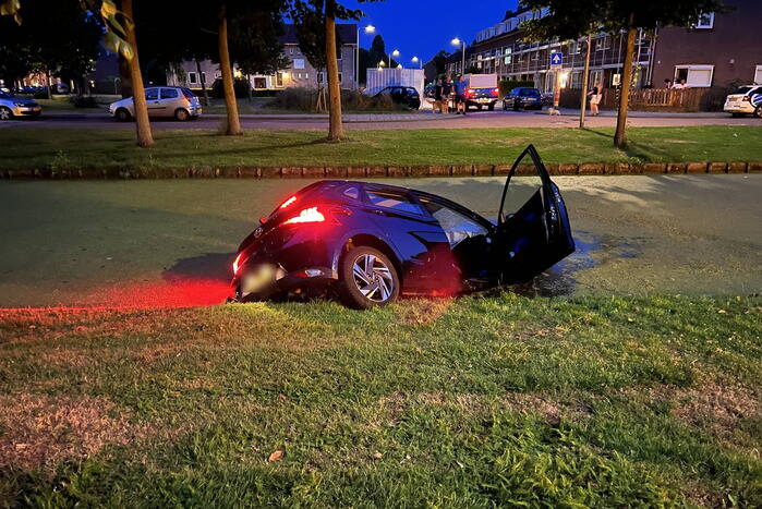 Persoon aangehouden na te water raken van auto