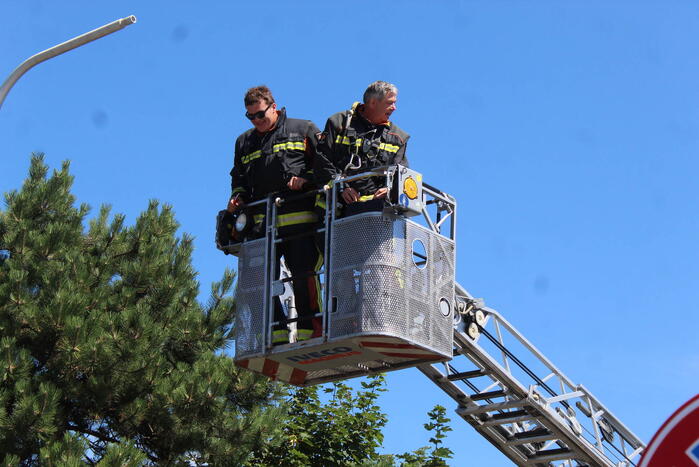Brandweer ingezet voor loshangende lantaarnpaal